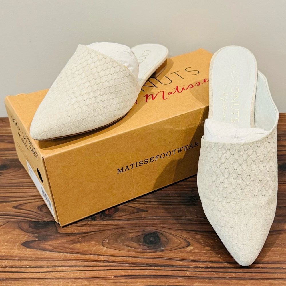 Coconuts by Matisse flat slides; white shoes size 9; textured flats